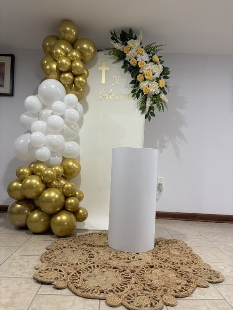 Confirmación en dorado y blanco con flores