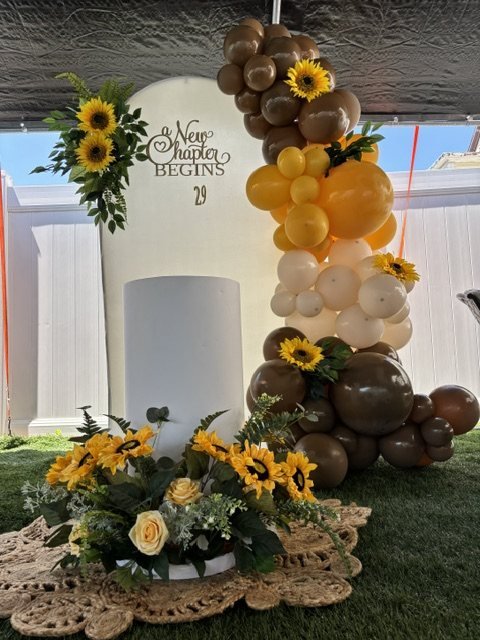 Cumpleaños con girasoles y globos café y mostaza